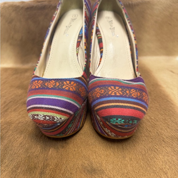 Breckelles Woman’s Wedge Heels Shoes Size 8 US Multicolor Boho Artsy Spring - Picture 4 of 13